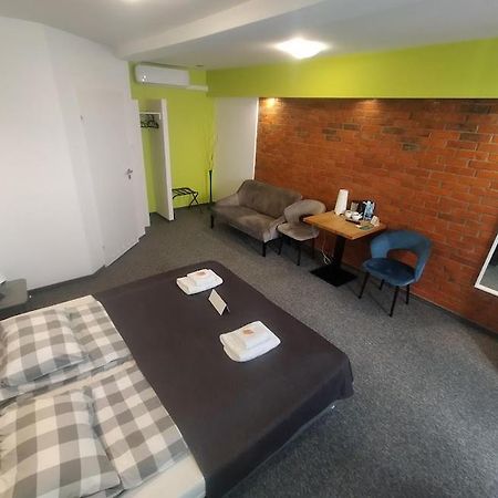 Rj Hotel 帕比亚尼采 外观 照片